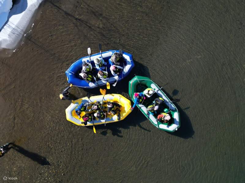 [Hokkaido, Sapporo, Jozankei] River rafting while viewing the snowy ...